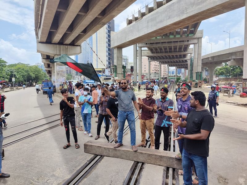 Protesters block rail line in the city's Karwan Bazar on 10 July